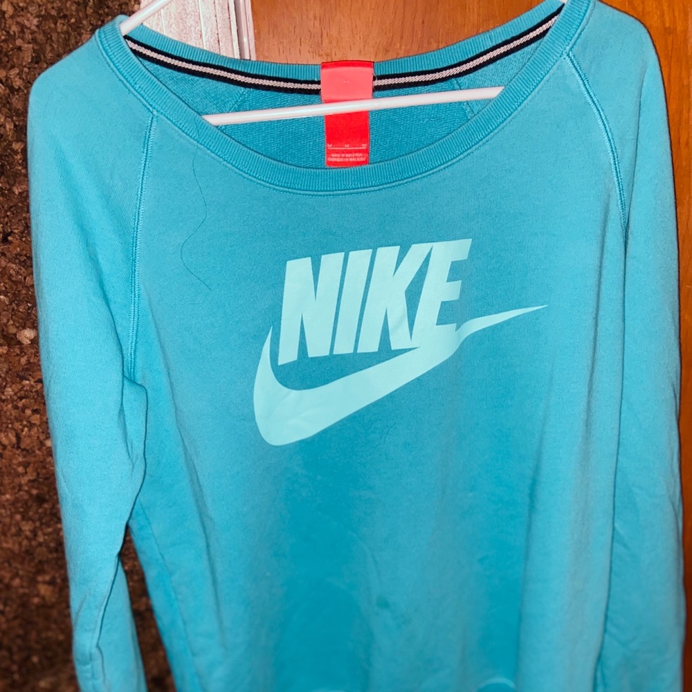 medium nike crew neck